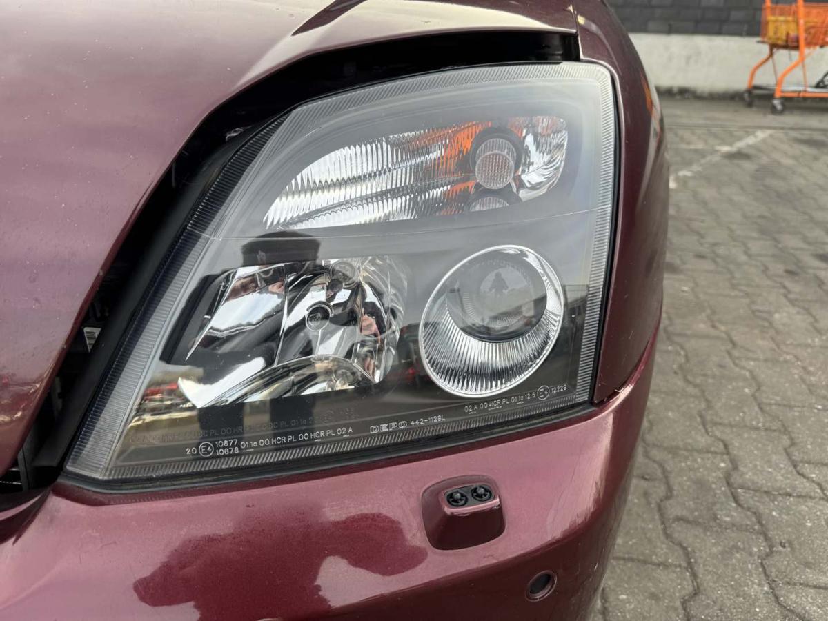 Opel Vectra C original Scheinwerfer vorn links Halogen Zubeh&ouml;r schwarzer Hintergrund Bj.2005